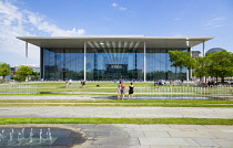 Germany, Berlin, Mitte, Paul Loebe Haus by architect Stephan Braunfels housing the offices of the parliamentary committees of the Bundestag with people cooling off in the water fountains in front of t...