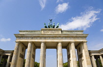 Germany, Berlin, Mitte, Brandenburg Gate or Bransenburger Tor in Pariser Platz leading to Unter den Linden and the Royal Palaces with the Quadriga of Victory on top. The only remaining of the original...