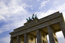 Germany, Berlin, Mitte, Brandenburg Gate or Bransenburger Tor in Pariser Platz leading to Unter den Linden and the Royal Palaces with the Quadriga of Victory on top. The only remaining of the original...