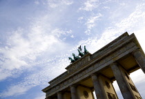 Germany, Berlin, Mitte, Brandenburg Gate or Bransenburger Tor in Pariser Platz leading to Unter den Linden and the Royal Palaces with the Quadriga of Victory on top. The only remaining of the original...