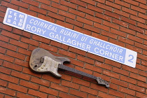 Ireland, County Dublin, Dublin City, Temple Bar, Wall dedicated to Ireland's legendary blues guitarist Rory Gallagher and known as Rory Gallagher corner featuring a  life-size bronze sculpture in the...
