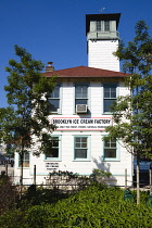 USA, New York, Brooklyn Bridge Park, The Brooklyn Ice Cream Factory in an old boathouse on the Fulton Ferry Pier.