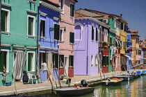 Italy, Veneto, Burano Island, Colourful housing on Fondamenta di Cavanella.