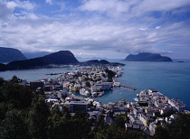 Norway, More og Romsdal, Alesund, View over town from mountain lodge of Fjellstua.