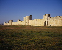 France, Languedoc, Roussillon, Gard. The town of Aigues- Mortes fortifed during 13th Century. South west wall. Left to right, Tour des Bourguignons. Portede I'organeau. Porte des Mouurins. Poterne des...