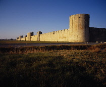 France, Languedoc, Roussillon, Gard. The town of Aigues- Mortes fortifed during 13th Century. South west wall. Left to right, Tour des Bourguignons. Portede I'organeau. Porte des Mouurins. Poterne des...