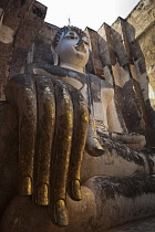 Thailand, Sukothai, Huge, enclosed, seated Buddha, with gold-painted, right-hand in the foreground, Wat Sri Chum.