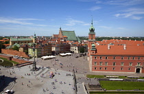 Poland, Warsaw, Old Town, Plac Zamkowy, King Sigismund III Column with crowds of tourists in the square.