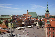 Poland, Warsaw, Old Town, Plac Zamkowy, King Sigismund III Column with crowds of tourists in the square.