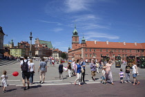 Poland, Warsaw, Old Town, Plac Zamkowy, King Sigismund III Column with crowds of tourists.