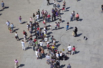 Poland, Warsaw, Old Town, Plac Zamkowy, Crowds of tourists watching street performer.