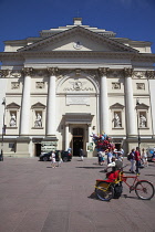 Poland, Warsaw, Old Town, Krakowskie Przedmiescie, Rickshaw driver awaiting tourists.