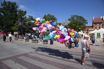 Poland, Warsaw, Old Town, Krakowskie Przedmiescie, Balloon vendor.