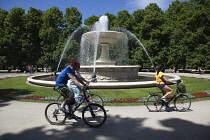 Poland, Warsaw, Marszalkowska, Ogrod Saski, Water fountain in public park.