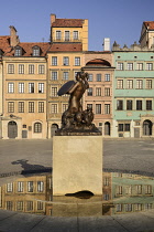 Poland, Warsaw, Stare Miasto or Old Town Square, West side of the square with statue of Syrenka or The Mermaid of Warsaw in the centre.