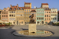 Poland, Warsaw, Stare Miasto or Old Town Square, West side of the square with statue of Syrenka or The Mermaid of Warsaw in the centre.