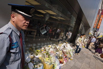 Ginza, Flowers and tributes left outside the Apple Store on Chuo-dori Avenue after Steve Jobs death.