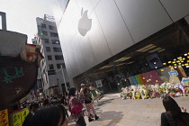 Ginza, Flowers and tributes left outside the Apple Store on Chuo-dori Avenue after Steve Jobs death.