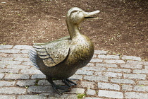 USA, Massachusetts, Boston, Mrs Mallard, Make way for ducklings sculpture by Nancy Schon, Boston Public Garden.