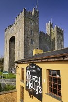 Ireland, County Clare, Bunratty Castle and Durty Nelly's Pub and Restaurant.