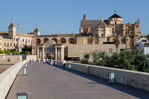 Spain, Andalucia, Cordoba, Roman Bridge leading to the Mezquita Cathedral.