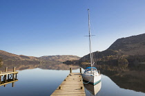England, Cumbria, Lake District, Glenridding, Yacht moored at a jetty on Lake Ullswater.