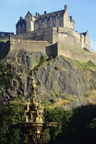 Scotland, Edinburgh, Princes Street gardens, Edinburgh Castle from West Princes Street gardens with the Ross Fountain.