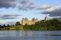 Scotland, Edinburgh, Linlithgow Palace across Linlithgow Loch.