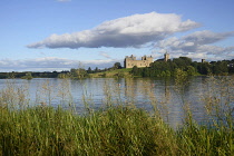 Scotland, Edinburgh, Linlithgow Palace across Linlithgow Loch.