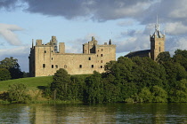 Scotland, Edinburgh, Linlithgow Palace across Linlithgow Loch.