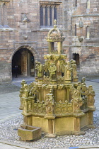 Scotland, Edinburgh, Linlithgow Palace, Inner Courtyard and fountain.