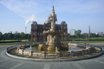 Scotland, Glasgow, East End, Glasgow Green, Doulton Fountain with The People's Palace behind.
