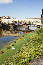 Italy, Tuscany, Florence, Ponte Vecchio and the River Arno.