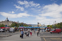 Croatia, Zagreb, Old town, Pedestrians entering the Glavni kolodvor main railway station.