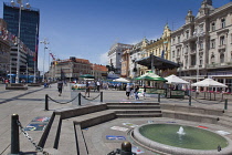 Croatia, Zagreb, Old Town, Ban Jelacic Square with fountain.