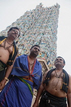 India, Tamil Nadu, Madurai, Pilgrims in front of the west gopuram of the Sri Meenakshi Temple in Madurai.