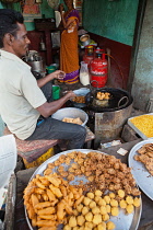 India, Karnataka, Mysore, Food hotel vendor frying chilli pakora.