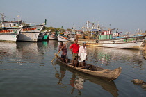 India, Kerala, Ponnani, A canoe ferries passengers from ship to shore in Ponnani harbour.