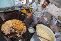 India, Maharashtra, Dhule, Frying chilli pakora at a street food stall in Dhule.