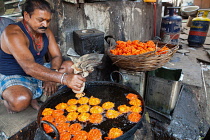 India, Madhya Pradesh, Maheshwar, Man cooking jalebis.