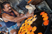 India, Madhya Pradesh, Maheshwar, Man cooking jalebis.