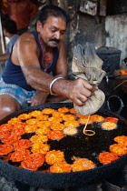 India, Madhya Pradesh, Maheshwar, Man cooking jalebis.