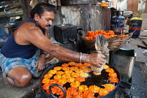 India, Madhya Pradesh, Maheshwar, Man cooking jalebis.