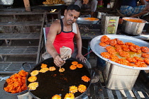 India, Madhya Pradesh, Maheshwar, Man cooking jalebis.