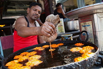 India, Madhya Pradesh, Maheshwar, Man cooking jalebis.