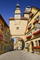 Germany, Bavaria, Rothenburg ob der Tauber, Marks Tower and Roeder Arch.