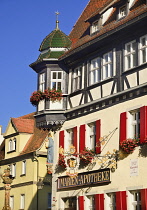 Germany, Bavaria, Rothenburg ob der Tauber, Marktplatz, St Georges Fountain with oriel window and statue of the Virgin Mary.