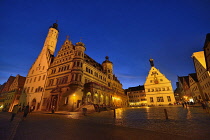 Germany, Bavaria, Rothenburg ob der Tauber, Marktplatz and Rathaus and Councillors Tavern by night.