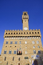 Italy, Tuscany, Florence, Piazza della Signoria, Palazzo Vecchio with reeplica of the statue David by Michelangelo.