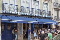 Portugal, Estredmadura, Lisbon, Belem, People queuing outside Pasteis de Belem cafe famous for its Pastel de Nata baked egg custard tarts.